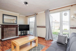 Cosy 3 BDR Home With Wifi, Parking + Garden
